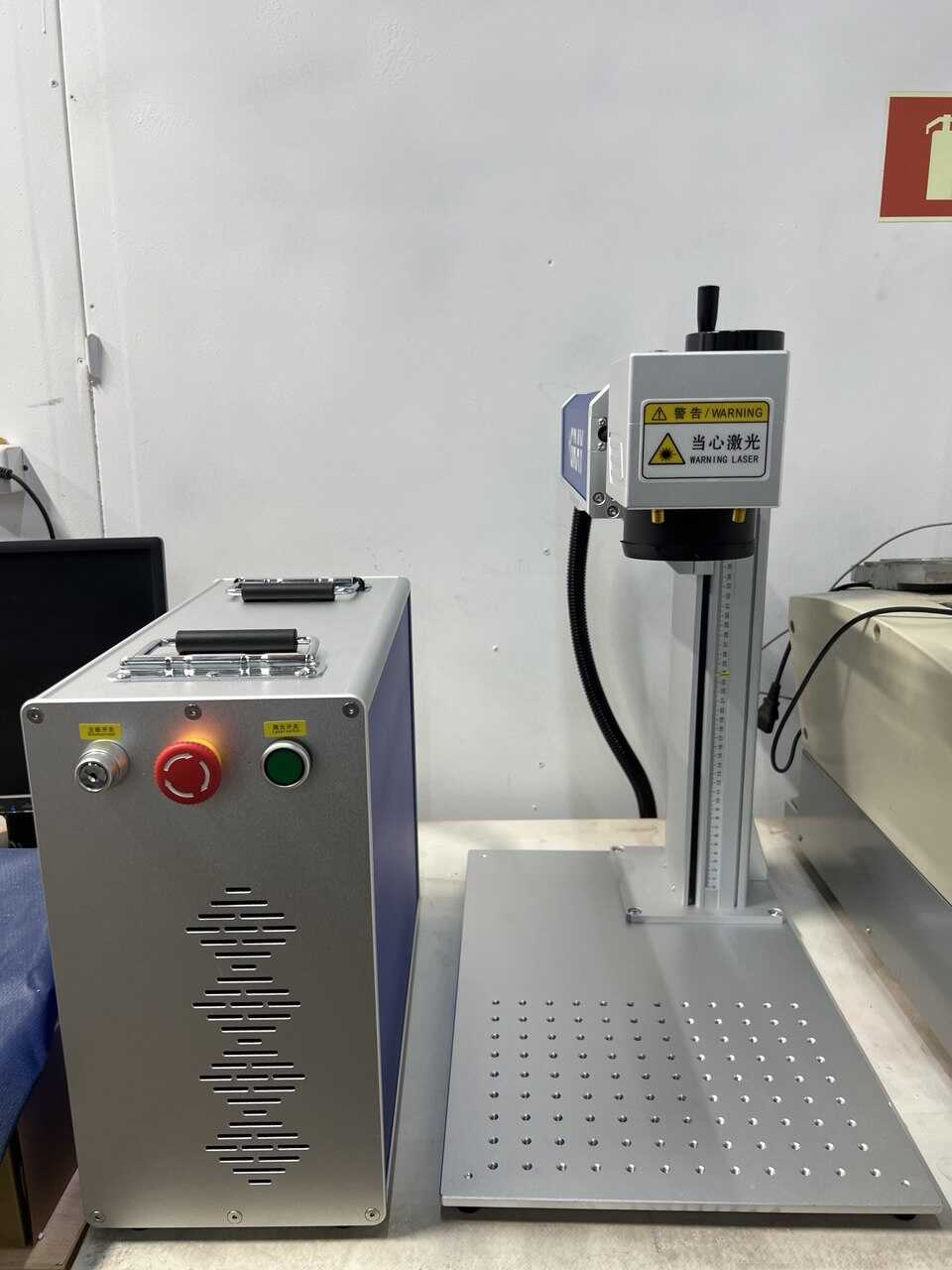 Лазерный маркировщик XJ представляет собой современную волоконную лазерную систему компактного исполнения. 